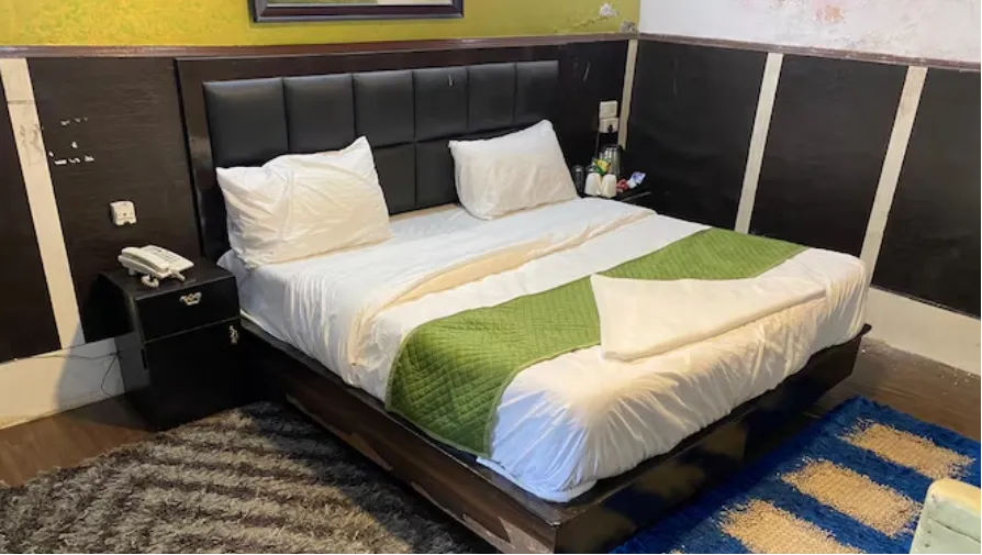 Apple Suite Room